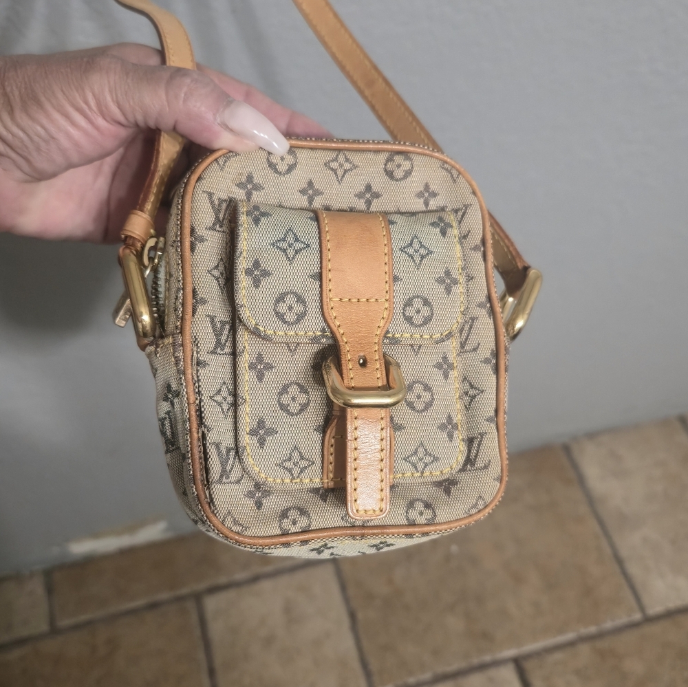 Louis Vuitton Beige Interior with Tan Leather Tag